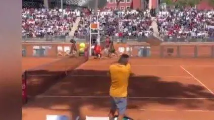 Tennis, Kyrgios perde la testa: lancia una sedia in campo e viene squalificato