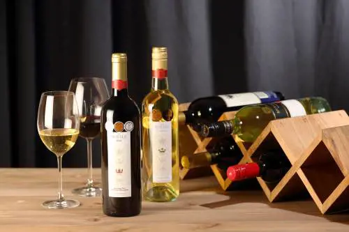Manchester, ordinano vino da 300 euro ma la cameriera ne serve uno da oltre 5mila
