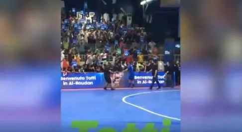 Una gaffe tutta da ridere: Totti viene accolto in campo con l'inno di Forza Italia