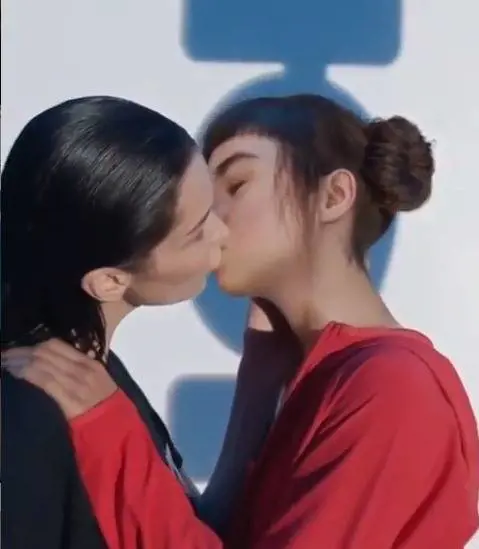 Bella Hadid, bacio saffico con Lil Miquela