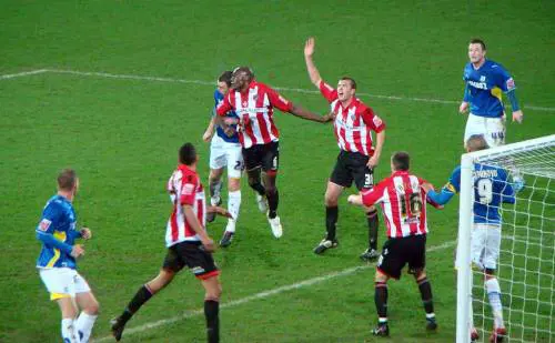 Calcio inglese nella bufera: "I bin Laden controllano dei club di Premier League"
