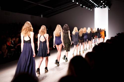 Kering dice basta alle baby modelle in passerella