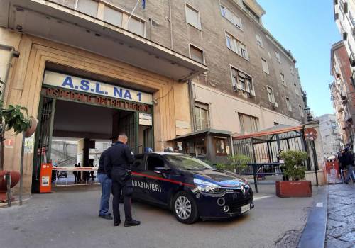 Spari in ospedale a Napoli: la camorra tenta di uccidere un 22enne