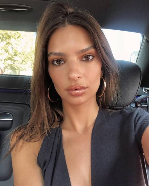 Emily Ratajkowski posa nuda contro la legge anti-aborto dell’Alabama