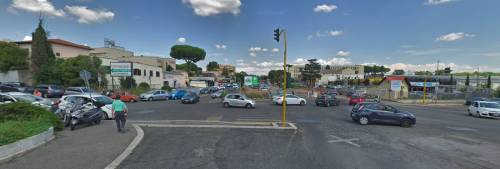 Roma, ciclista sotto un tir: viene trascinato per qualche metro