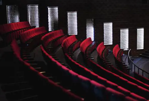Incidente assurdo: spettatore morto sulla poltrona di un cinema