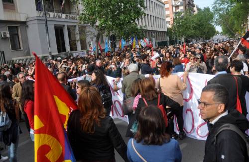 Palermo, sit-in per la prof sospesa al grido di "Bella ciao"