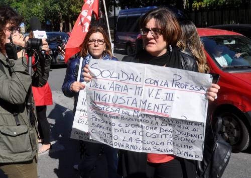 Sit-in a Palermo: slogan e striscioni a favore della prof sospesa