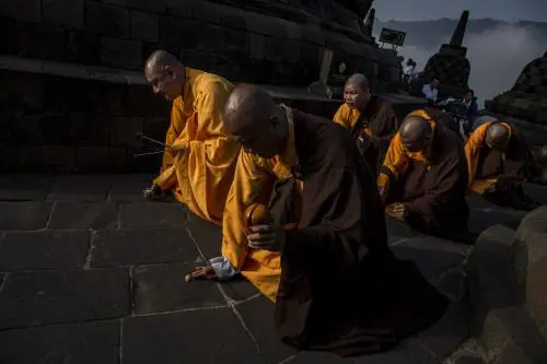 La Thailandia mette a dieta i monaci buddisti