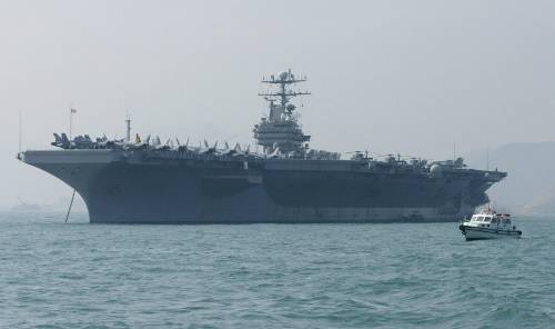 La flotta da guerra di Trump temporeggia in Medio Oriente