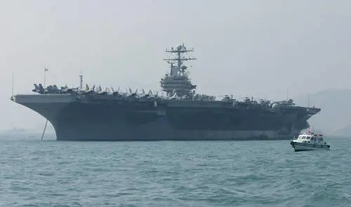 La flotta da guerra di Trump temporeggia in Medio Oriente
