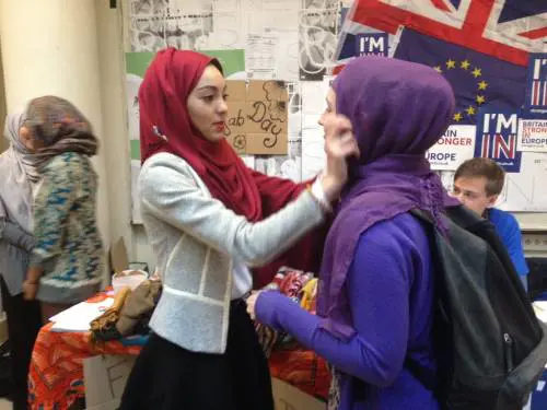 Francia, vietato alle donne con velo islamico di accompagnare bimbi in gita