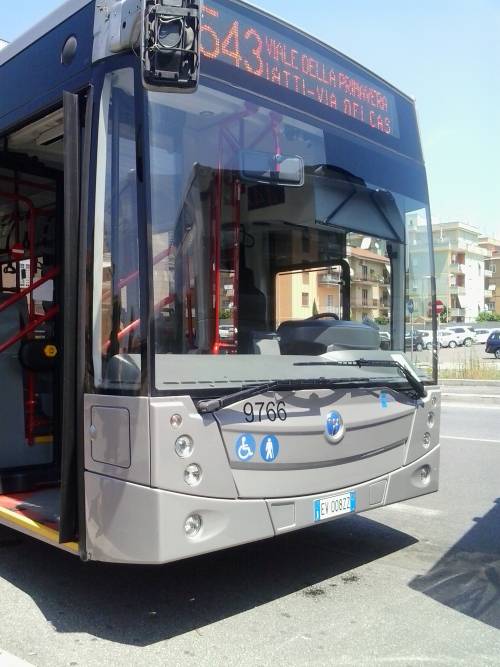 Roma, spari contro un bus della Tpl a San Basilio