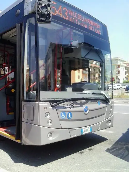 Roma, romeno senza biglietto aggredisce controllori: arrestato