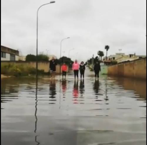 Brindisi, le strade si allagano e i cittadini protestano con una lezione di acquagym