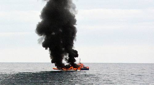 Brucia barca al largo di Ventimiglia, salvi 4 membri di equipaggio