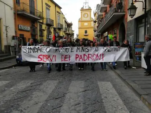 Il sindaco non gli concede la sala per l'assemblea, protestano gli operai a Pomigliano