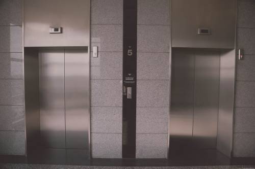 Pensionato precipita nel vano ascensore e muore sul colpo