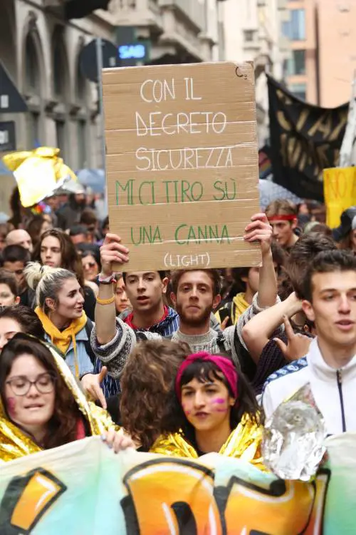 Il contro-corteo sfila nella noia