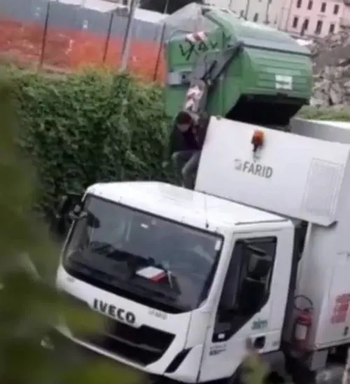 Senzatetto dorme nel cassonetto e rischia di finire nel tritarifiuti