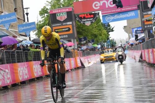 Giro d'Italia, nona tappa: Roglic domina la crono. Conti resiste in maglia Rosa