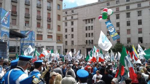 Fratelli d’Italia in corteo a Napoli: "Basta coi burocrati di Bruxelles"