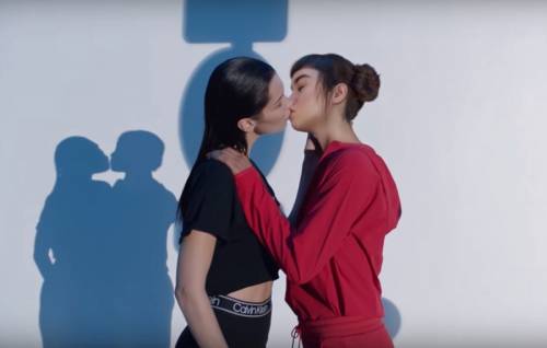 Se persino un bacio (finto) scatena la rabbia dei gay