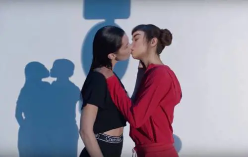 Se persino un bacio (finto) scatena la rabbia dei gay