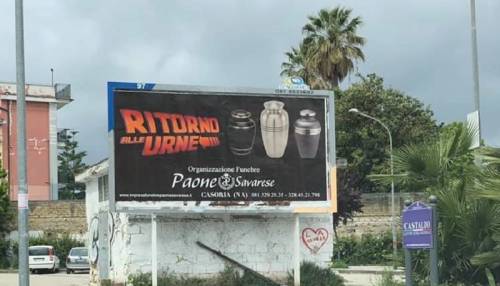 “Ritorno alle urne”: l’ironia delle pompe funebri in un cartello pubblicitario