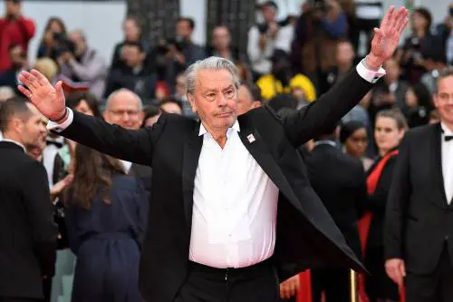 Alain Delon riceve la Palma d'oro a Cannes
