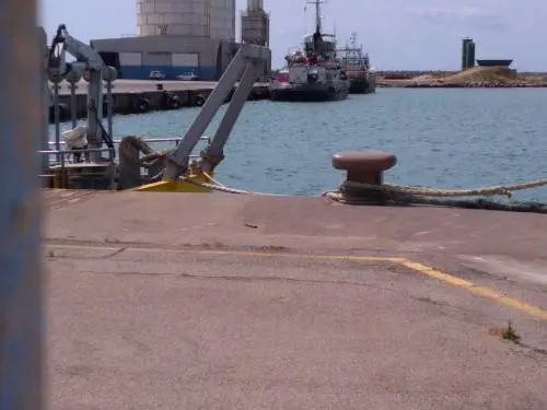 La Mare Jonio e la banchina del porto di Licata dove verrà ormeggiata al Sea Watch