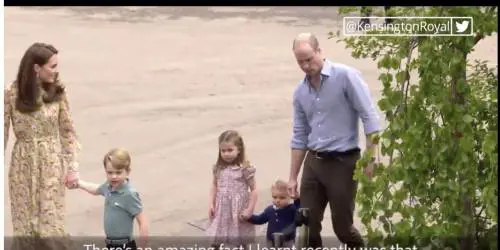 George, Charlotte e Louis, i principini con i piedi scalzi nel parco