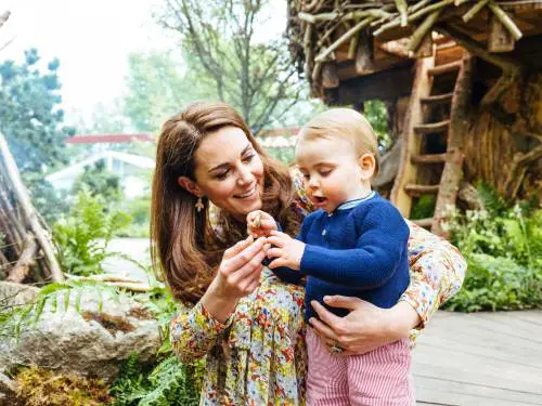 Kate e William giocano felici nel bosco con i figli