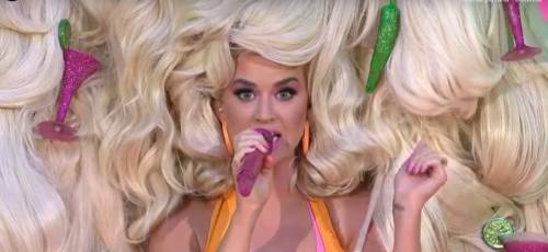 Le 76 parrucche di Katy Perry scatenano gli hater: “Dilettante, farò meglio di te!”