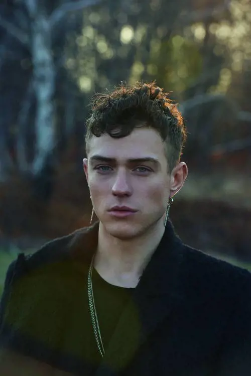 Irama, cantautore di successo da Amici a Sanremo 