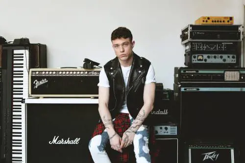 Irama rompe il silenzio ed è subito "Arrogante"