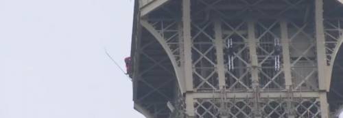 Uomo sulla torre Eiffel: "Voglio togliermi la vita". Fermato dopo la scalata