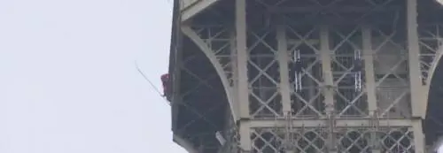 Uomo sulla torre Eiffel: "Voglio togliermi la vita". Fermato dopo la scalata