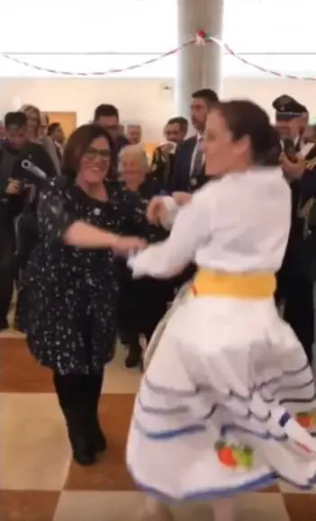 Il ministro Trenta si dà al ballo. I militari indignati: "Ci ridicolizza"