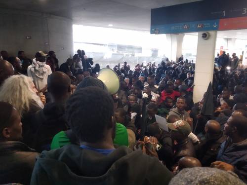 Immigrati irregolari occupano aeroporto di Parigi