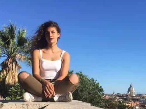 Torna libera la ragazza che ha ucciso il padre violento. "Ha agito per difendersi" 