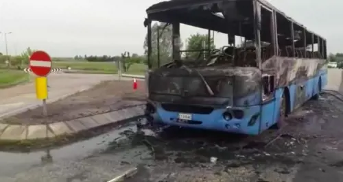 Rovigo, rogo sul bus di studenti: l'autista mette tutti in salvo