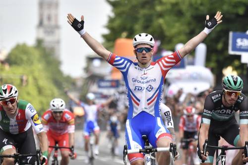 Giro d'Italia, decima tappa: il francese Demare vince in volata davanti ad Elia Viviani