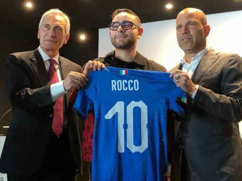 Rocco Hunt: "Canto per la Nazionale Under 21 e le periferie"