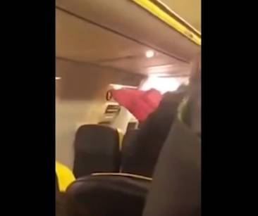 Ha il biglietto per Cagliari ma l'aereo di Ryanair atterra a Bari: il passeggero schiuma di rabbia
