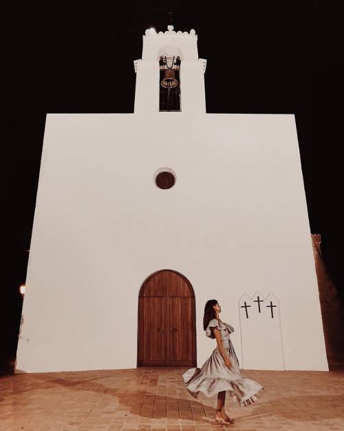 La foto di Belen davanti a una chiesa scatena l'entusiasmo dei social