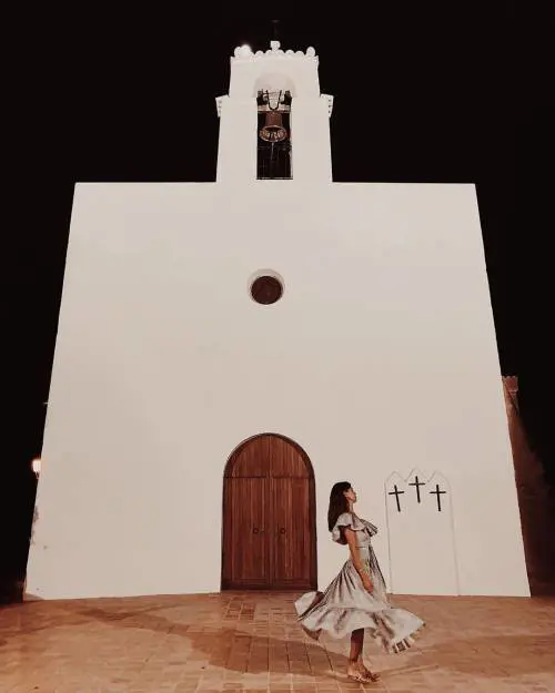 La foto di Belen davanti a una chiesa scatena l'entusiasmo dei social