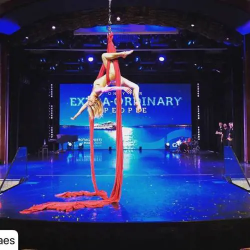 Maddalena Corvaglia è sexy sospesa in aria