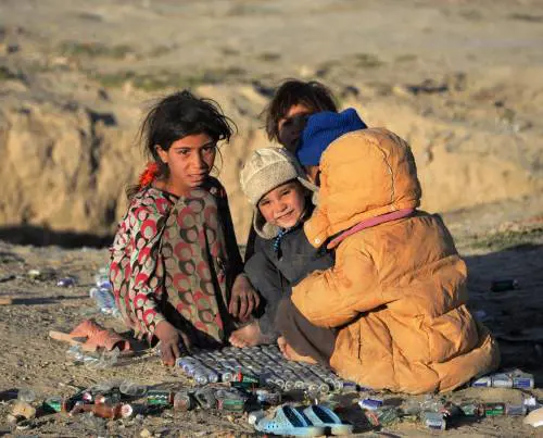 I dati di Save the Children "Infanzia negata a un bimbo su tre"