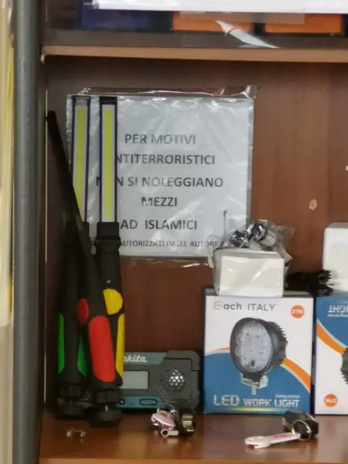 "Non si noleggiano mezzi agli islamici": bufera a Massa Carrara